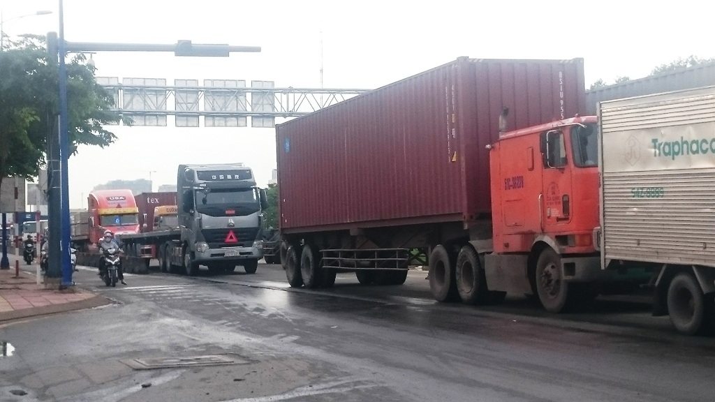Các tuyến đường ra vào cảng Cát Lái thường xuyên bị kẹt xe vì quá tải