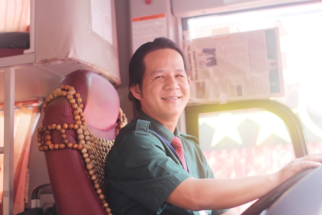 Những người lạ nhưng rất quen trên tuyến xe đường dài - 1 Họ là anh tài xế hiền lành nhưng luôn vững vàng tay lái. Nhiệm vụ của anh không chỉ đảm bảo an toàn cho hành khách trên xe mà còn phải lái thật êm và đến nơi đúng giờ để không ảnh hưởng đến lịch trình của khách hàng.