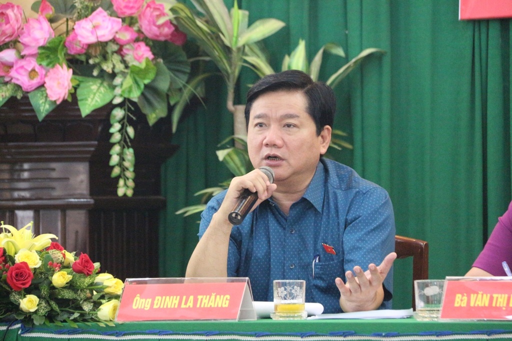 Bí thư Thăng: Sửa cái ổ gà chứ có gì đâu mà to tát thế! - 1 Bí thư Đinh La Thăng yêu cầu sớm sửa đường được mệnh danh xấu nhất TP cho người dân đi lại được an toàn