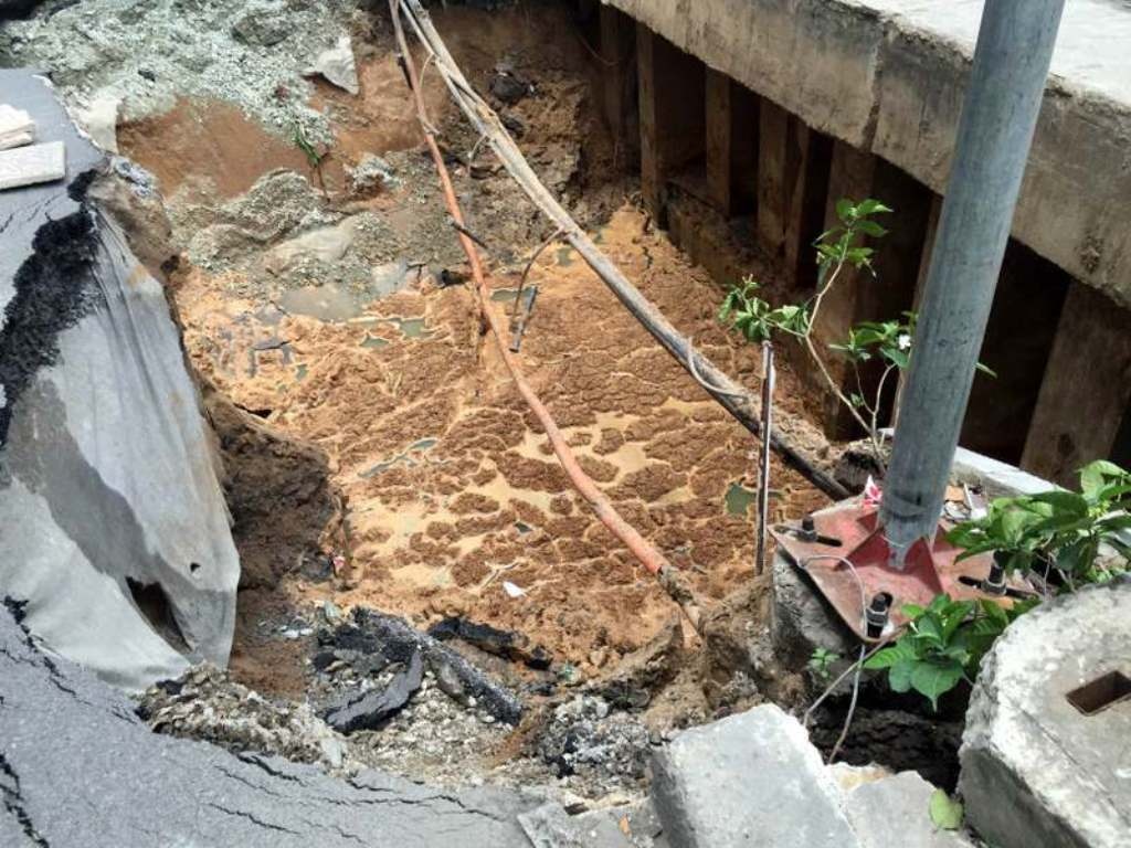 TPHCM: Phân luồng giao thông né “hố thử thần” trên đường Trường Sa - 1 Khu vực bị sụt lún tạo thành hố sâu, phần cáp viễn thông và cáp điện đi ngầm bị lộ ra