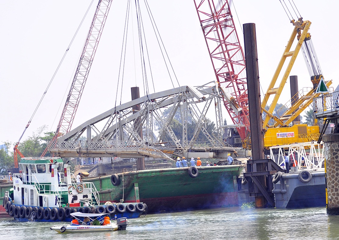 Trục vớt nhịp cầu Ghềnh cũ bị chìm xuống sông sau khi chiếc xà lan đâm sập cầu vào giữa tháng 3 vừa qua
