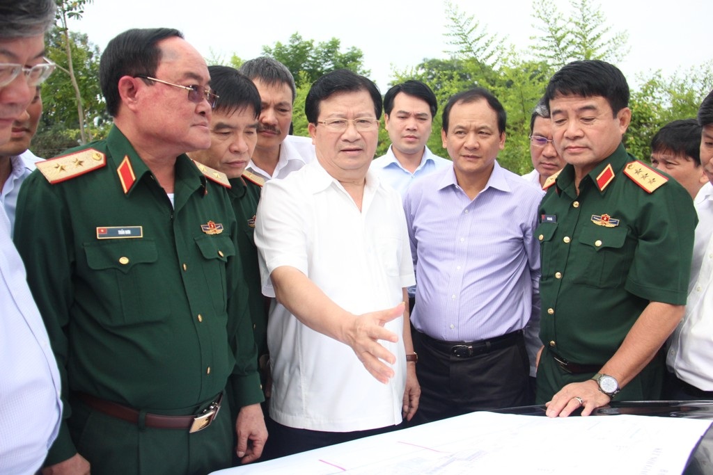 Phó Thủ tướng: Mở rộng sân bay Tân Sơn Nhất càng sớm càng tốt - 2 Phó Thủ tướng Trịnh Đình Dũng đi kiểm tra thực địa tại sân bay Tân Sơn Nhất