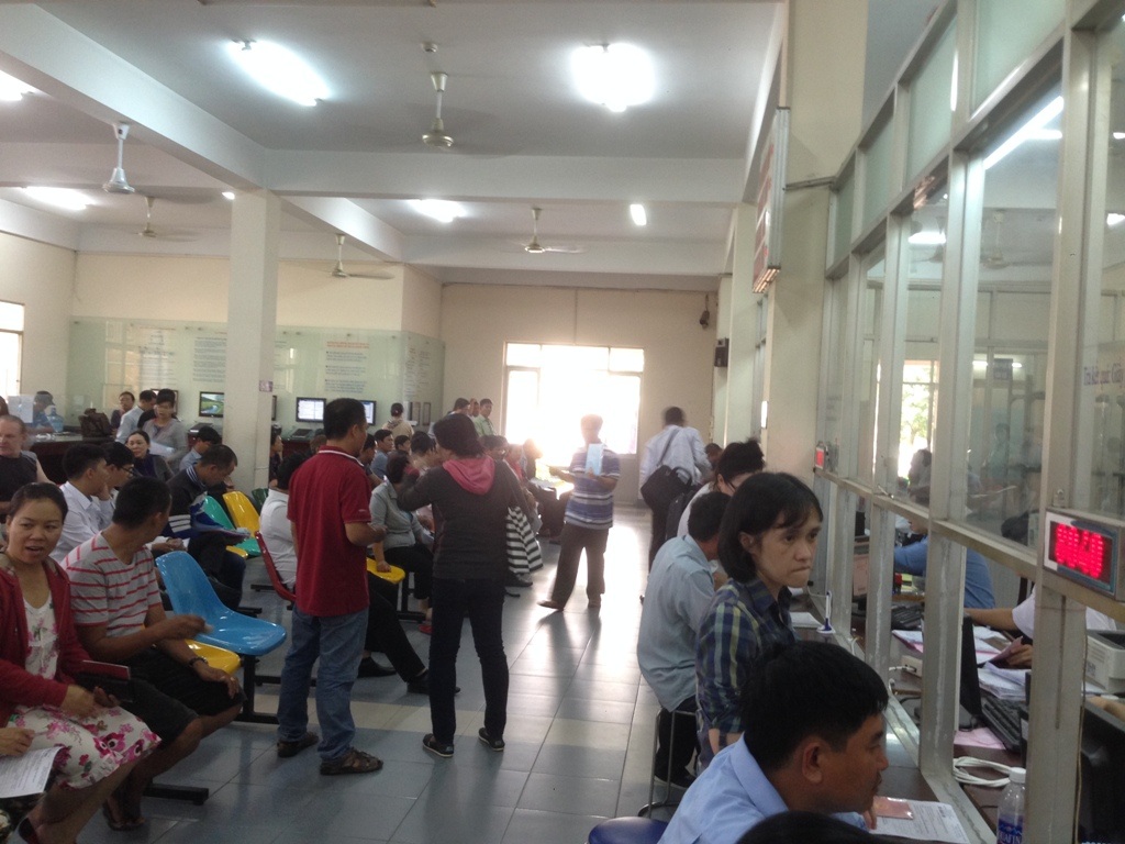 Khám bệnh, xin việc, giấy tờ nhà đất..., cái gì cũng phải “lót tay”! - 2 Người dân đến làm thủ tục giao dịch đất đai tại UBND huyện Tân Phú (ảnh minh họa)
