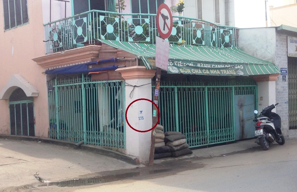 Quốc lộ nâng cao gần 1 m, nhà dân nguy cơ biến thành hầm - 3 Nhà bà Lê Yến Phượng sẽ bị mặt đường mới chắn hơn nửa cửa chính