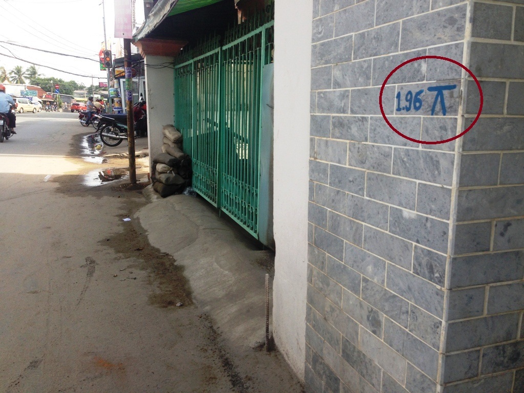 Quốc lộ nâng cao gần 1 m, nhà dân nguy cơ biến thành hầm - 4 Nhiều ngôi nhà khác cũng sẽ rơi vào tình cảnh tương tự nhà bà Phượng