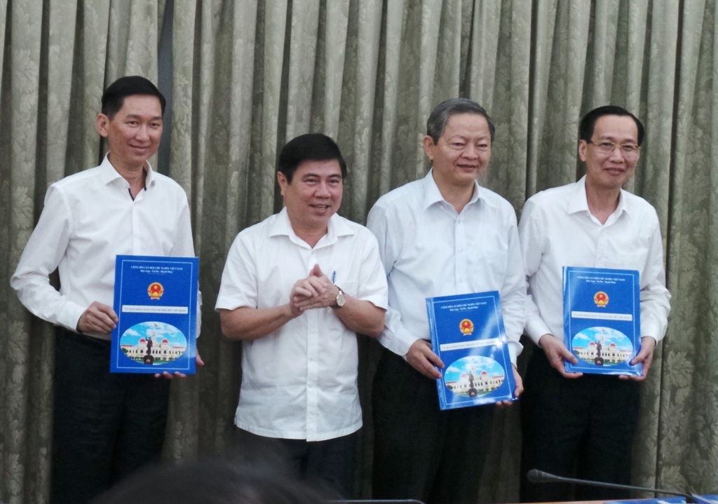 TPHCM tái bổ nhiệm hàng loạt Giám đốc Sở - 1 Ông Nguyễn Thành Phong trao quyết định phê chuẩn của Thủ tướng cho các Phó Chủ tịch UBND TP