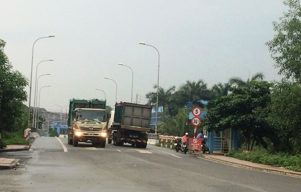 Truy tìm mùi hôi “tấn công” người dân khu Nam Sài Gòn - 2 Chủ đầu tư khu xử lý chất thải Đa Phước cho rằng kết quả thử nghiệm khoa học cho thấy mùi từ các xe chỉ có thể ảnh hưởng đến khu vực xung quanh với bán kính 300 m trong phạm vi quy hoạch cây xanh cách ly.