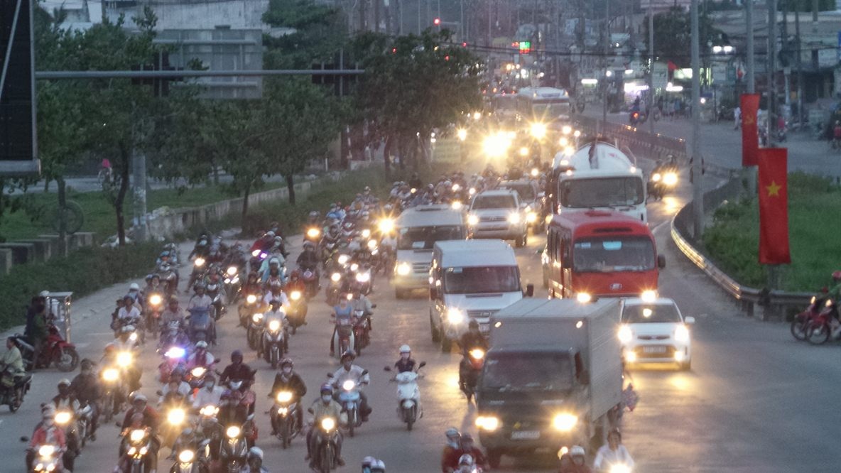 Phà Cát Lái nêm kín người, đường cao tốc... quá tải - 16 Đến khoảng 18h thì lượng xe mới bắt đầu dày đặc hơn
