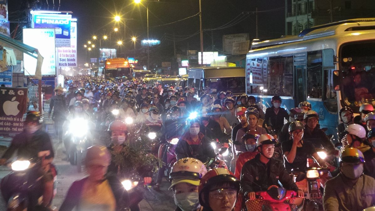 Phà Cát Lái nêm kín người, đường cao tốc... quá tải - 17 Tại khu vực ngã tư quốc lộ 1A – Hoàng Đạo Thúy – Nguyễn Hữu Trí (huyện Bình Chánh) đã xảy ra cảnh ùn ứ, dòng xe xếp hàng dài gần 1 km đến nút giao Nguyễn Văn Linh – quốc lộ 1A. Nhiều xe máy phải tràn lên vỉa hè di chuyển.