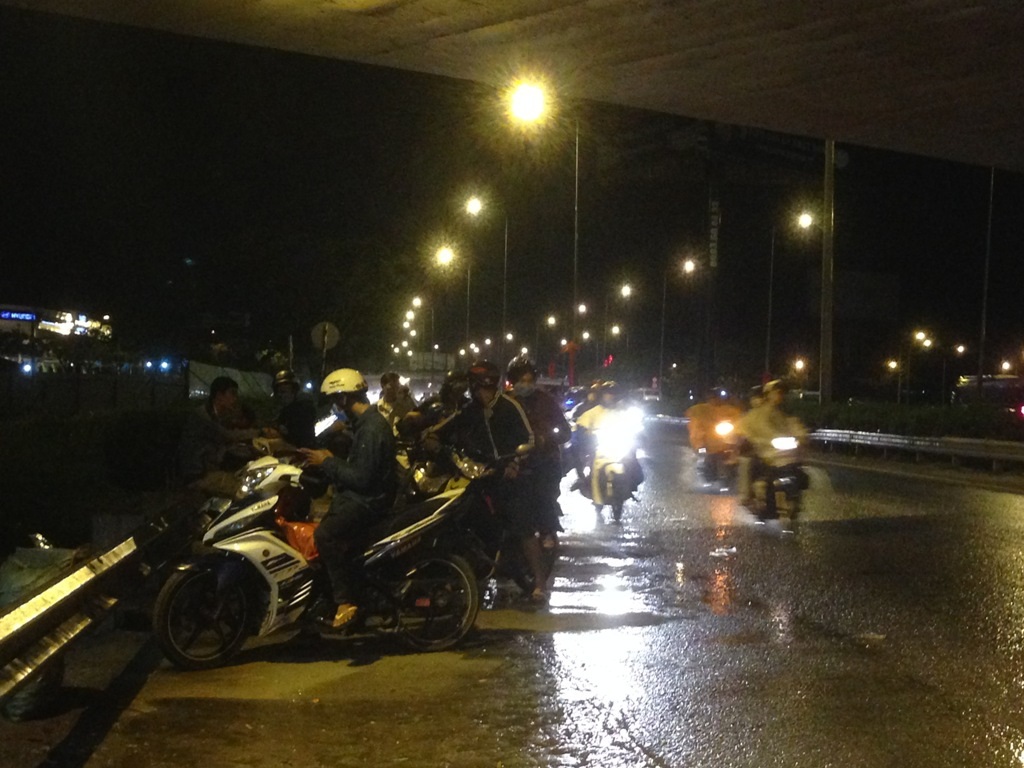 Phà Cát Lái nêm kín người, đường cao tốc... quá tải - 21 Trong khi đó, nhiều gia đình chở theo con nhỏ phải chọn phương án trú mưa dưới cầu vượt
