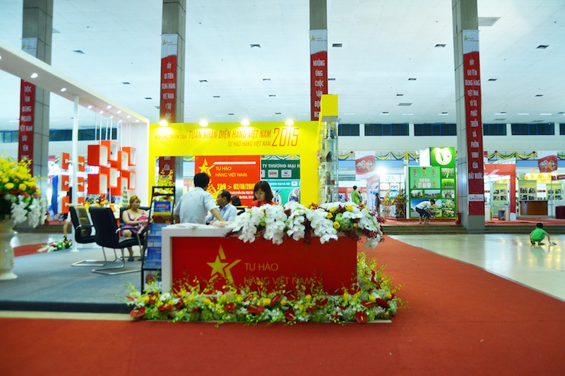 Nhận diện hàng Việt: Gà đồi, lợn mán và quần áo "sale off" - 1 Triển lãm Nhận diện thương hiệu với mục tiêu thúc đẩy người Việt sử dụng hàng trong nước.