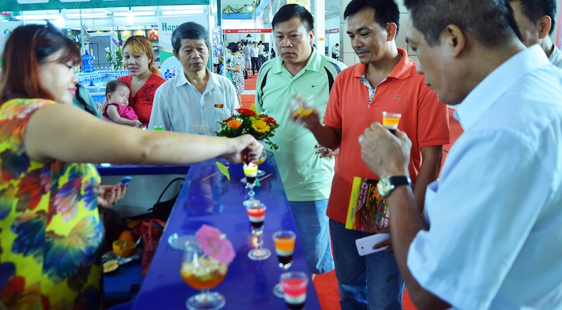 Nhận diện hàng Việt: Gà đồi, lợn mán và quần áo "sale off" - 15 ... đồ uống từ sản vật địa phương như chè Thái Nguyên cũng có mặt đại diện cho thương hiệu Việt.