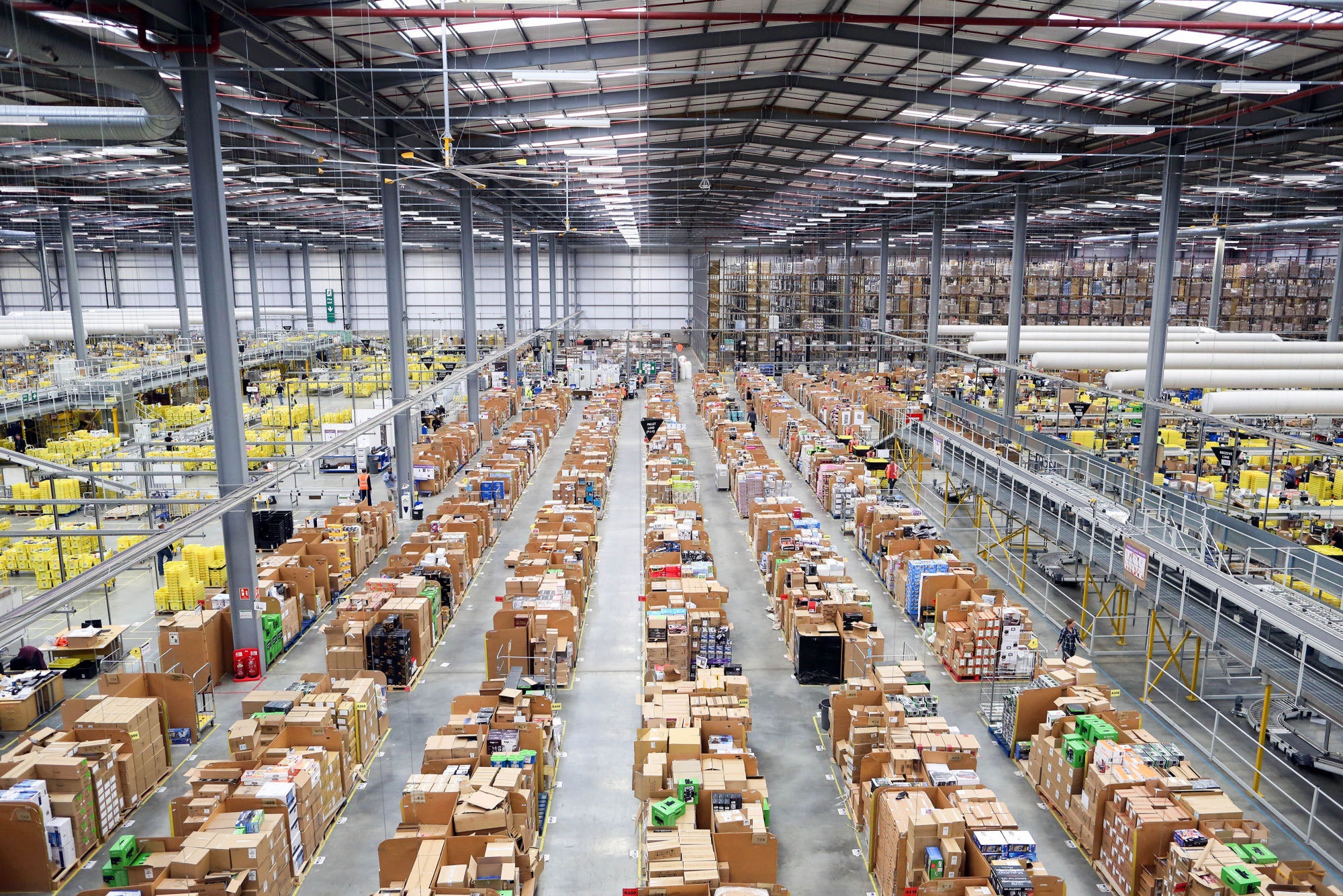 Bên trong kho hàng “khổng lồ” của Amazon trước ngày Black Friday - 2
Một biển hàng hoá xếp chồng lên nhau...