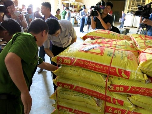 Điểm mặt 7 công ty sản xuất thức ăn chăn nuôi chứa chất cấm - 1 Hàng trăm tấn thức ăn chăn nuôi trộn hóa chất gây ung thư đã được bán ra thị trường.