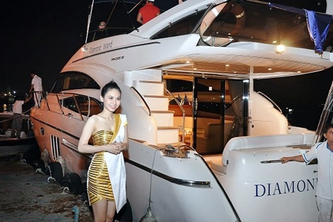 Chiêm ngưỡng những du thuyền triệu đô của đại gia Việt - 6 Diamond Island có đến 3 phòng ngủ, trong đó có phòng trang bị giường đôi. Tốc độ tối đa lên đến 65km/h.