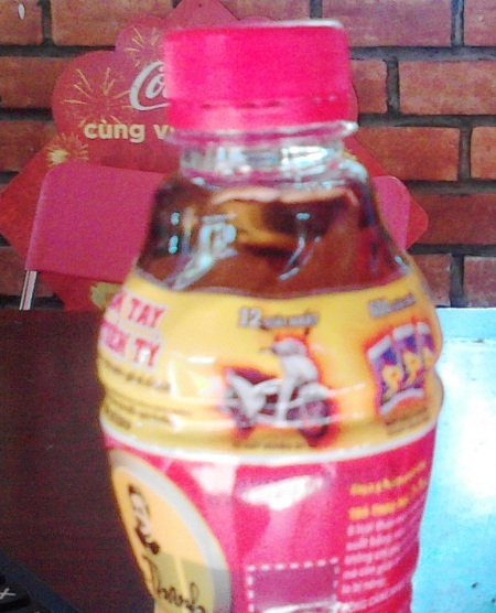 64 chai Dr Thanh có cặn: Xử phạt đại lý phân phối - 1 Một chai trà thảo mộc Dr. Thanh được phát hiện có vật lạ tại TP Cà Mau vào ngày 14/12.
