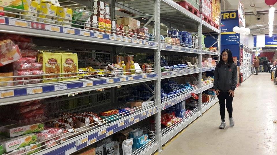 Nhiều cửa hàng, siêu thị đã "bán hết, về ăn Tết" - 3 Mặc dù vào giờ cao điểm nhưng người tới mua hàng khá vắng.