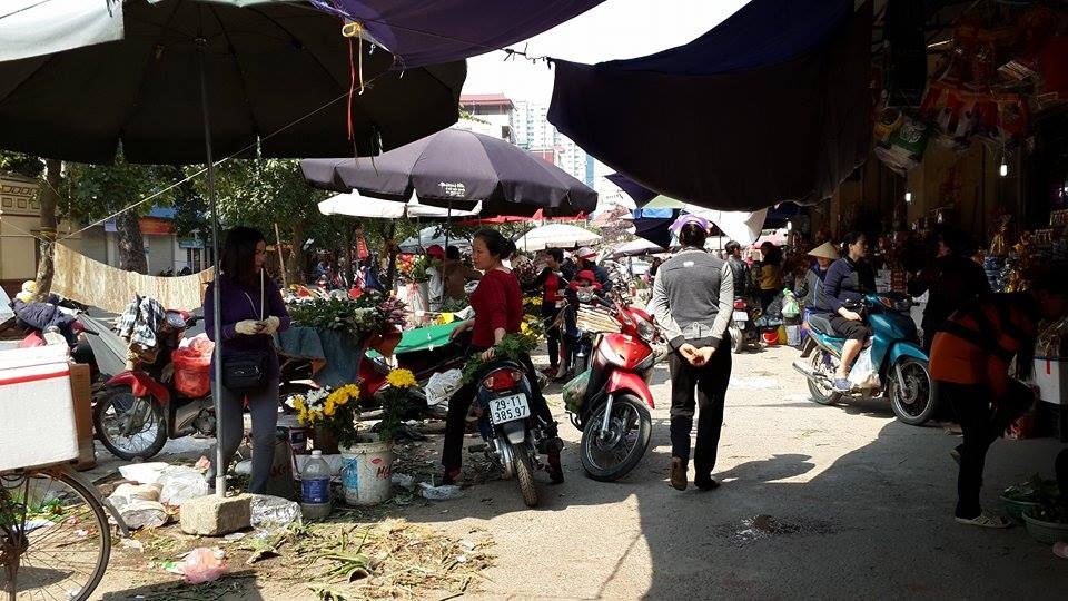 Chuối xanh chưng Tết “hét” giá 200 nghìn đồng/nải - 2 Trong khi giá các loại rau củ, hoa quả tăng cao thì giá thịt vẫn giữ mức tương đối rẻ so với bình thường.