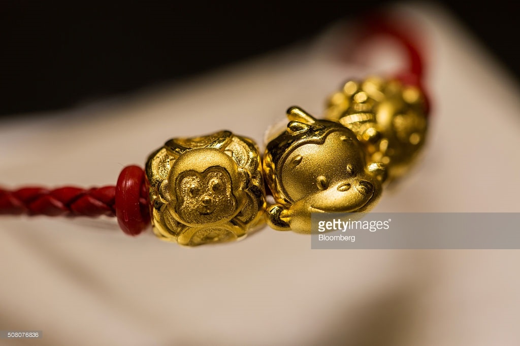 Nhiều người lặn lội sang tận Hồng Kông tìm mua vàng cầu may trong ngày Vía Thần Tài.