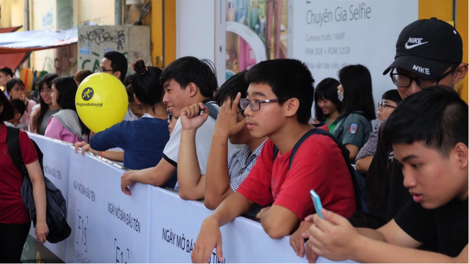 “Điện thoại Sơn Tùng” chính thức lên kệ Thế Giới Di Động - 2 Mọi người háo hức mong chờ sự kiện bắt đầu