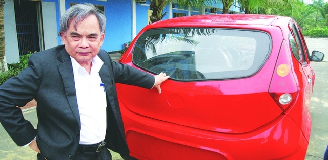 Ông chủ Vinaxuki: "Tôi đã bán cả nhà của cha, của con…" - 1 Ông Bùi Ngọc Huyên bên chiếc xe cả đời “đau đáu”.