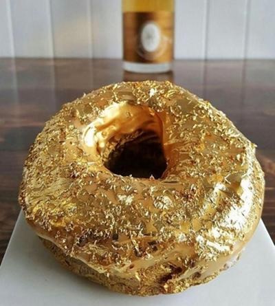 Hơn 2 triệu đồng một chiếc bánh Donut phủ vàng - 1 Chiếc bánh dát vàng giá 100 USD