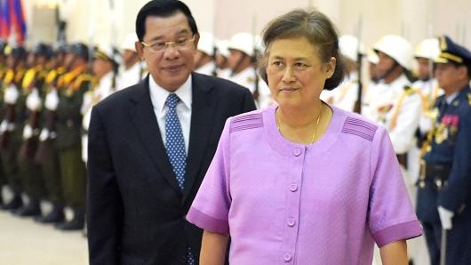Xây nhà vệ sinh gần 900 triệu đồng cho công chúa Thái Lan sang Cam-pu-chia - 1 
Công chúa Thái Lan Maha Chakri Sirindhorn (phải) và Thủ tướng Cam-pu-chia Hun Sen cùng đi giữa đoàn cận vệ tại buổi tiếp đón ở Cung Hòa Bình ở Thủ đô Phnom Penh hôm 22/02