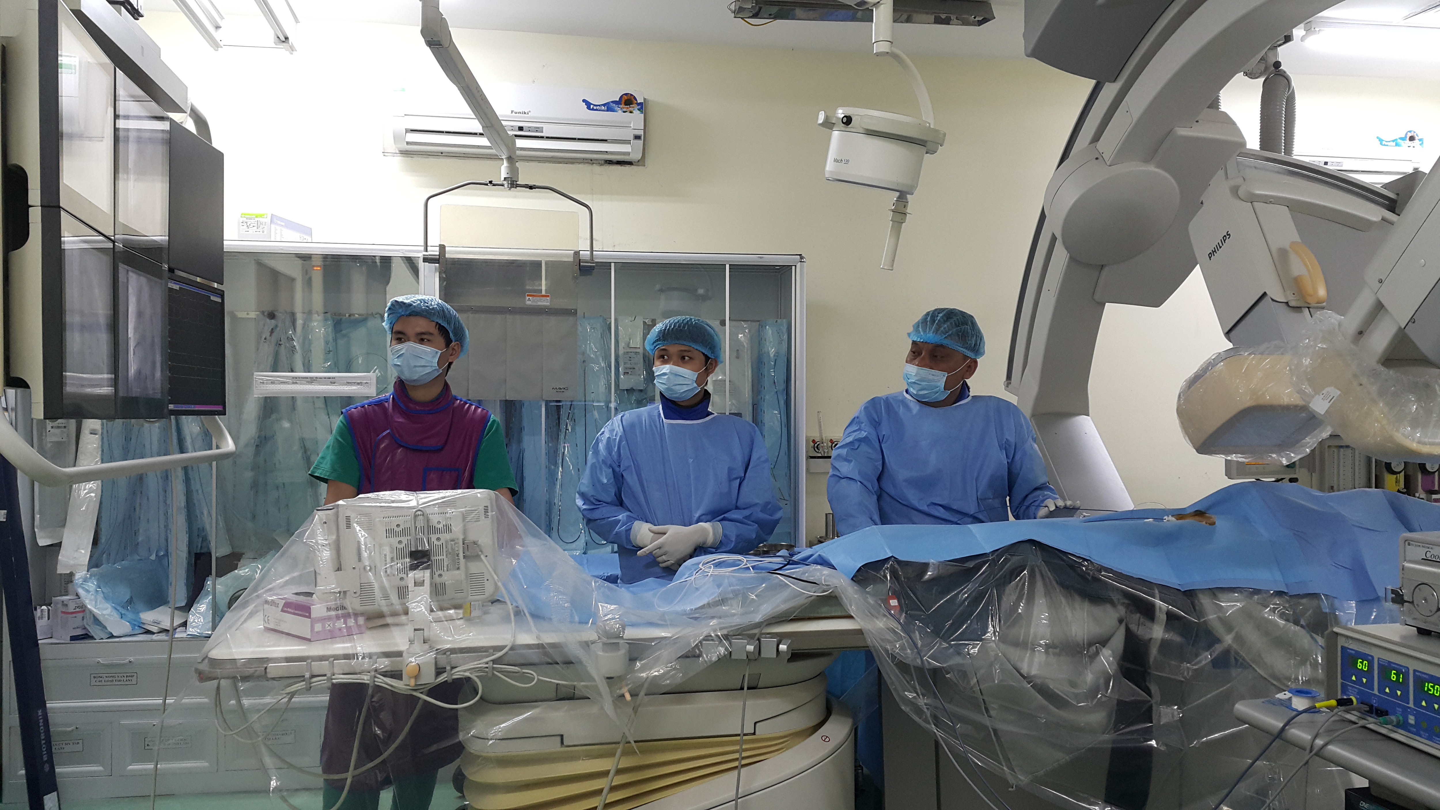 Bệnh nhi suy tim nhỏ tuổi nhất được cứu sống bằng sóng cao tần - 1 Bác sĩ Nguyễn Thanh Hải cùng với ekip y bác sĩ Bệnh viện Nhi Trung ương trong ngày phẫu thuật cứu sống bé Lưu Đình Đức K với phương pháp điều trị suy tim bằng sóng cao tần
