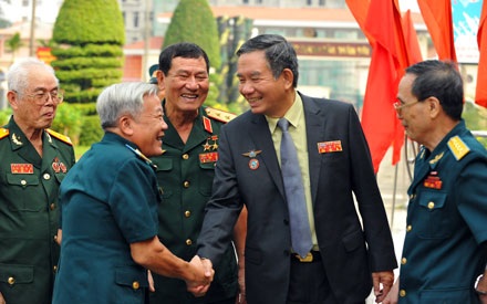 Anh hùng Từ Đễ: “Ước mình trẻ lại để được lái máy bay chiến đấu” - 1 Anh hùng Từ Đễ (thứ 2 từ phải sang) bắt tay những người đồng đội trong Phi đội Quyết Thắng.