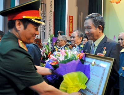 Anh hùng Từ Đễ: “Ước mình trẻ lại để được lái máy bay chiến đấu” - 3 Đại tá Từ Đễ, được trao tặng danh hiệu AHLLVTND.
