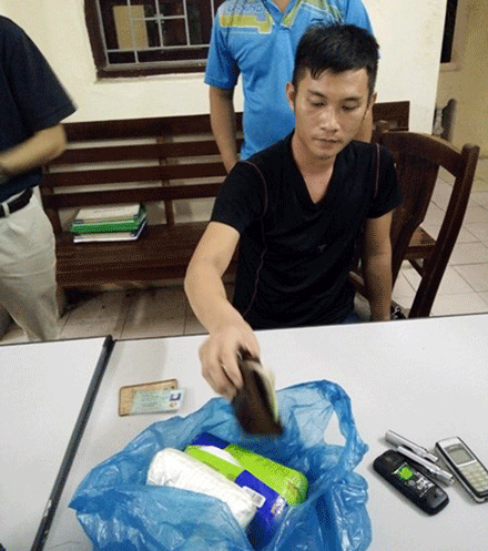 Đối tượng trong đường dây ma tuý bị bắt giữ vẫn còn "phê" thuốc - 1 Phạm Bá Ngọc bị bắt giữ cùng số lượng lớn ma tuý.