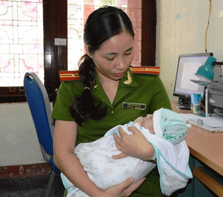 Một trẻ sơ sinh được lực lượng CATP Móng Cái giải cứu.