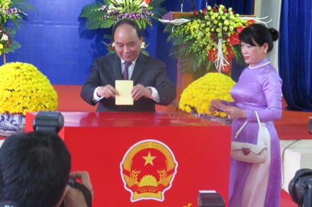 Thủ tướng, 3 Phó Thủ tướng, 13 Bộ trưởng trúng cử đại biểu Quốc hội - 1
Thủ tướng Nguyễn Xuân Phúc bỏ phiếu tại Hải Phòng (Ảnh: Phạm Hải Sâm)