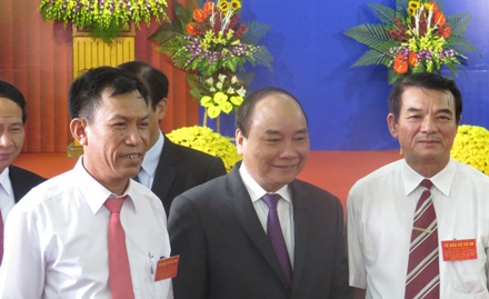 Toàn cảnh cử tri cả nước đi bầu cử - 6 Từ sáng sớm Thủ tướng Nguyễn Xuân Phúc cùng các cử chi đã có mặt tại địa điểm bỏ phiếu khu vực bầu cử số 8, Nhà văn hoá Trung tâm huyện Vĩnh Bảo (TP Hải Phòng).