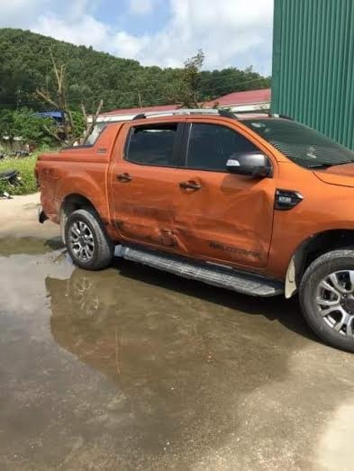 dung-o-to-truy-sat-xe-cho-nguoi-bi-thuong-roi-no-sung-1465734316017