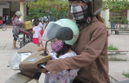 hang-tram-hoc-sinh-tieu-hoc-khon-kho-vi-khoi-bui-1468975816883