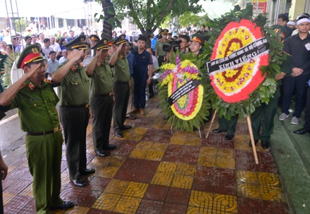 Bộ trưởng Bộ Công an viếng Bí thư và Chủ tịch HĐND tỉnh Yên Bái - 1
Bộ trưởng Bộ Công an, Thượng tướng Tô Lâm dẫn đầu đoàn Bộ Công an viếng Bí thư Tỉnh uỷ Yên Bái Phạm Duy Cường và Chủ tịch HĐND Ngô Ngọc Tuấn