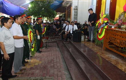 Bộ trưởng Bộ Công an viếng Bí thư và Chủ tịch HĐND tỉnh Yên Bái - 10 Bộ trưởng Bộ Công an viếng Bí thư và Chủ tịch HĐND tỉnh Yên Bái - 10