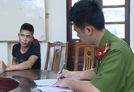 Bắt nhóm cướp giật chuyên nhằm vào phụ nữ - 1
Một đối tượng trong băng nhóm cướp giật sa lưới tại cơ quan điều tra.