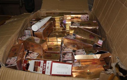 Gần 800 tuýp, hộp mỹ phẩm nhập lậu bị tạm giữ để xử lí.