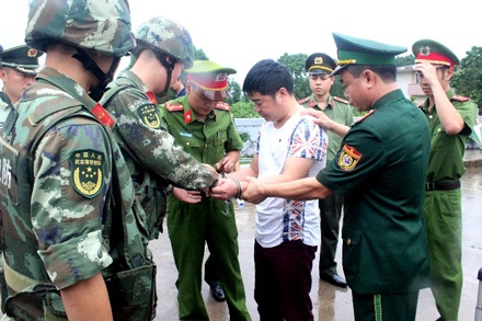 Bắt đối tượng lừa đảo ngân hàng tại Trung Quốc trốn chạy sang Việt Nam - 2 Cơ quan chức năng của Việt Nam bàn giao đối tượng Trần Kim Vân cho nhà chức trách Trung Quốc.