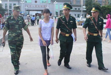 Đón về nước thiếu nữ Việt bị lừa bán qua biên giới Trung Quốc - 2 Hứa Thị Lan được giải cứu và đưa về đoàn tụ với gia đình.