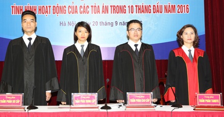 Công bố trang phục mới của Thẩm phán khi xét xử - 1 Mẫu trang phục mới dành cho Thẩm phán khi xét xử sẽ được áp dụng thử nghiệm tại một số tỉnh thành từ tháng 10/2016.