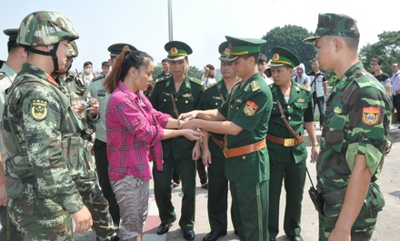 Bắt "nữ quái" buôn người lẩn trốn tại Trung Quốc - 1 Nguyễn Thị Thảo bị nhà chức trách Trung Quốc bắt giữ bàn giao cho cơ quan chức năng Việt Nam.