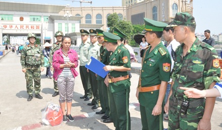 Bắt "nữ quái" buôn người lẩn trốn tại Trung Quốc - 2 Nữ quái Nguyễn Thị Thảo trốn lệnh truy nã nhiều năm nay và bị bắt giữ khi đang lẩn trốn tại Trung Quốc.