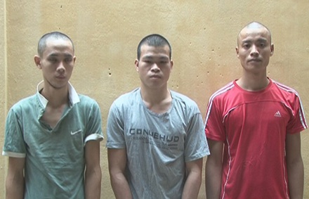 Bắt nhóm trộm cắp rượu ngoại trên sông gần khu vực biên giới - 1
Các đối tượng trộm cắp rượu ngoại trên sông khu vực biên giới.