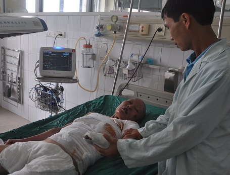 
Ở viện, em Xuôi bất lực nhìn bố mẹ đau đớn.
