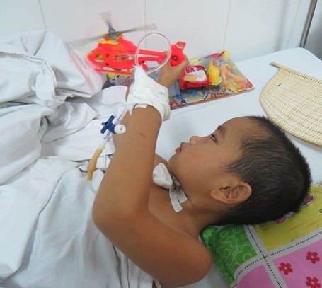 
Mẹ, em Vi 3 tuổi và đứa em thứ 3 hiện đang ở trong bụng mẹ ở tháng thứ 7 bị nhẹ hơn nên đang điều trị tại bệnh viện tuyến tỉnh.
