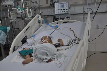 Mẹ không còn nữa, bố thì nghèo khổ, chặng đường cứu mạng lấy mạng sống của em khá gian nan.