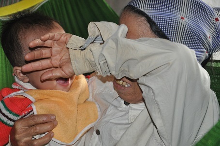 Đau đớn trước cái chết của con dâu, bác Sâm quặn ruột khi thấy cháu khóc.